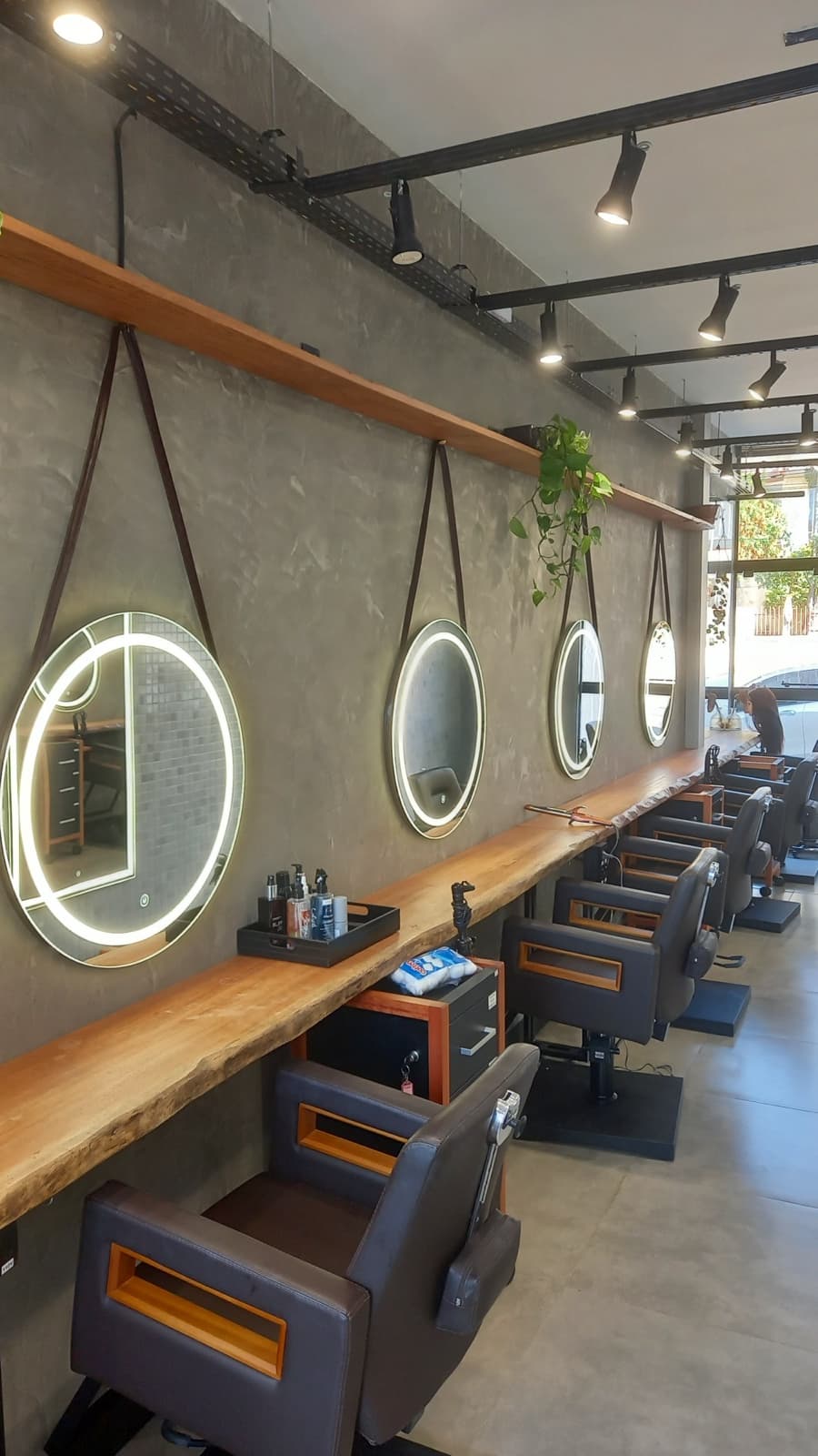 Espelho de parede em salão de barbearia