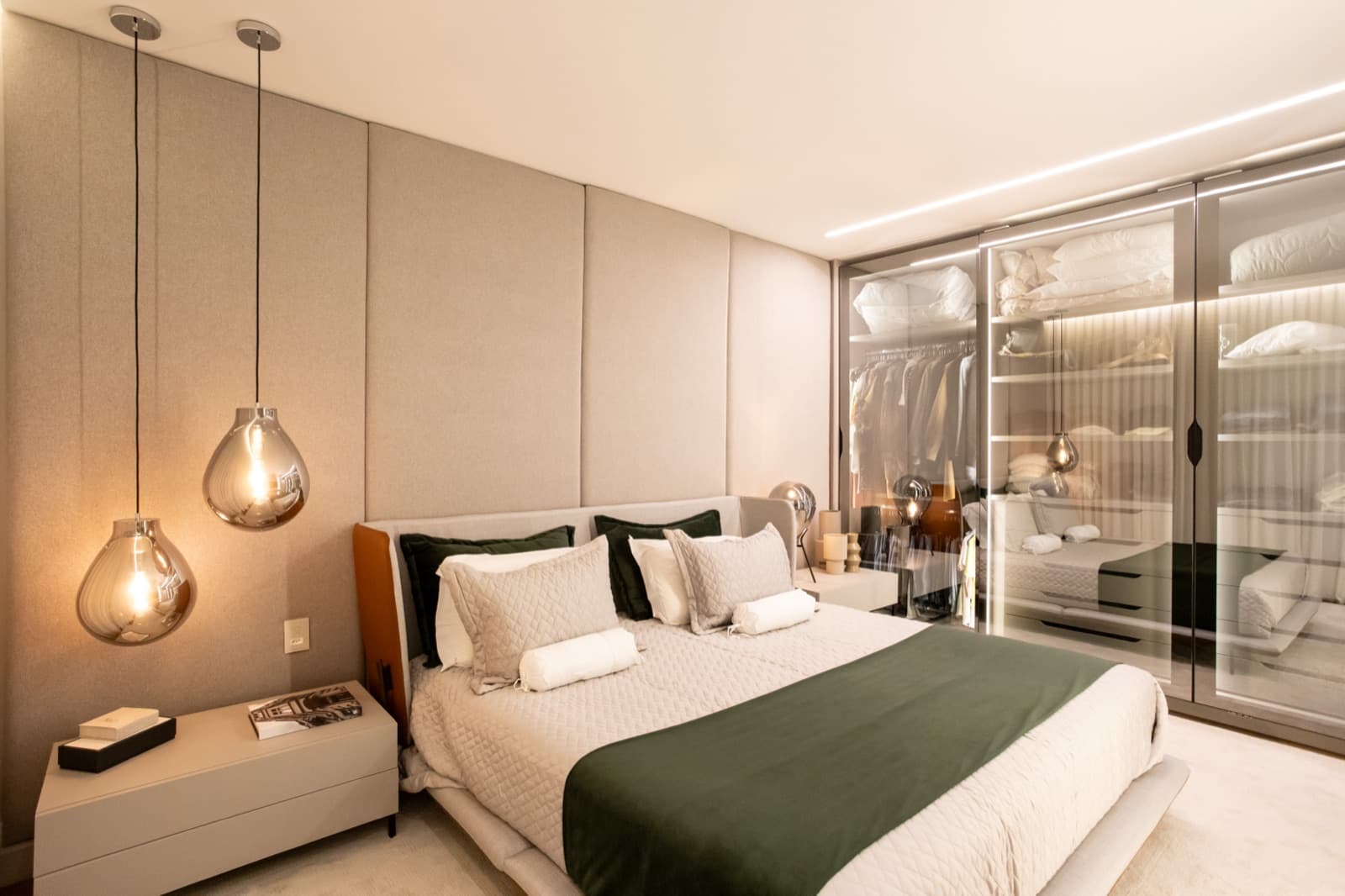 Closet com portas de vidro e alumínio em quarto