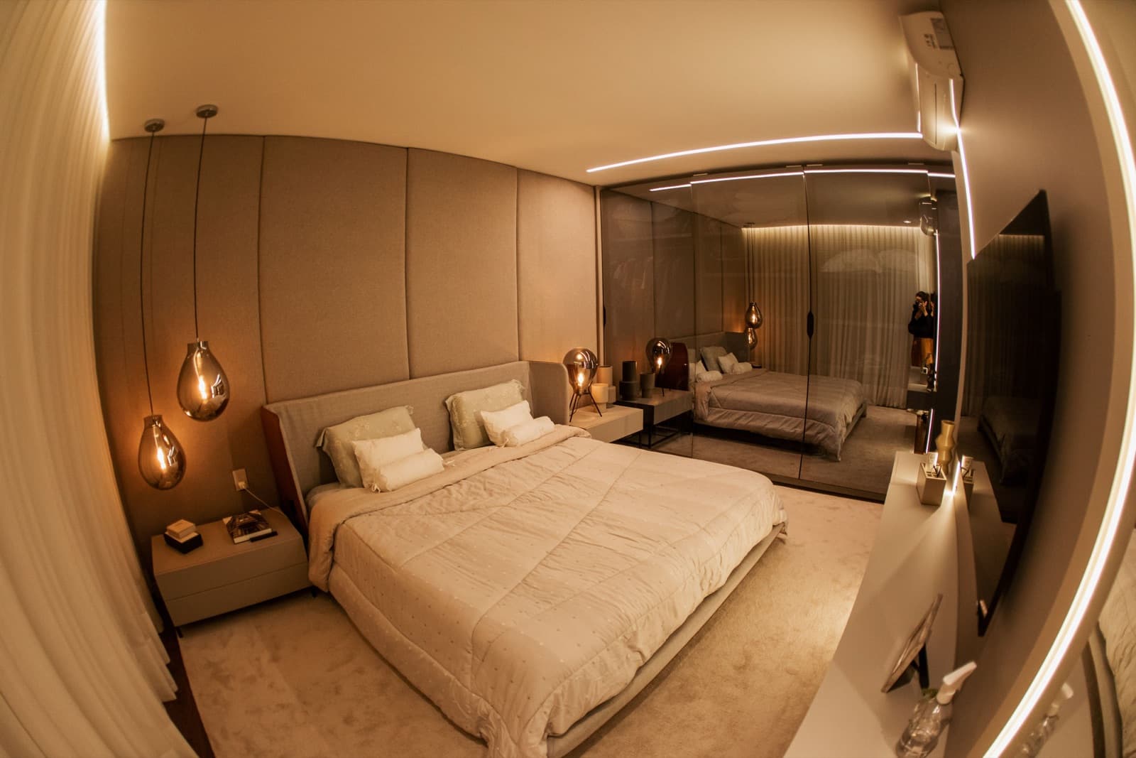 Quarto com closet embutido de portas de vidro e alumínio