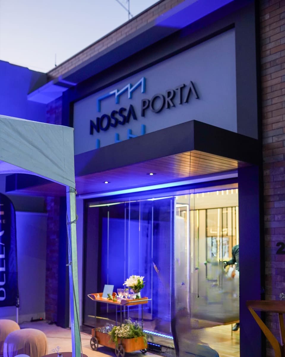 Fachada de entrada do showroom Nossa Porta