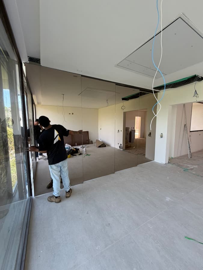 Instalação de portas espelhadas em obra