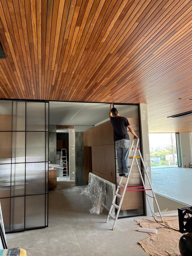 Instalação da esquadria em alumínio no local da obra