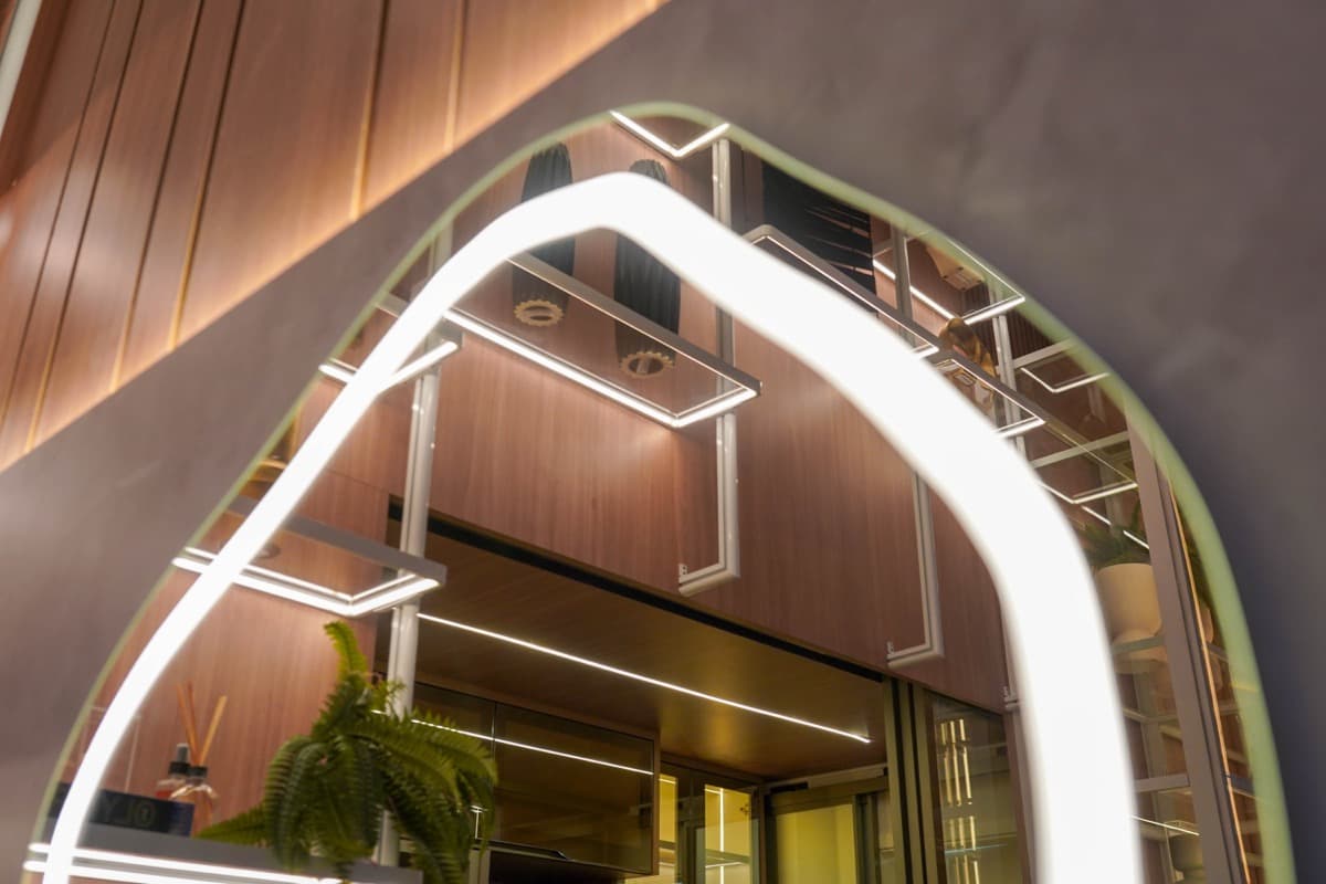 Detalhe do arco iluminado no ambiente do showroom
